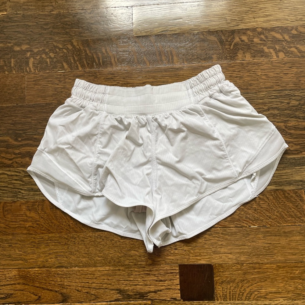 white lululemon hotty hot shorts 2.5 inch size 4